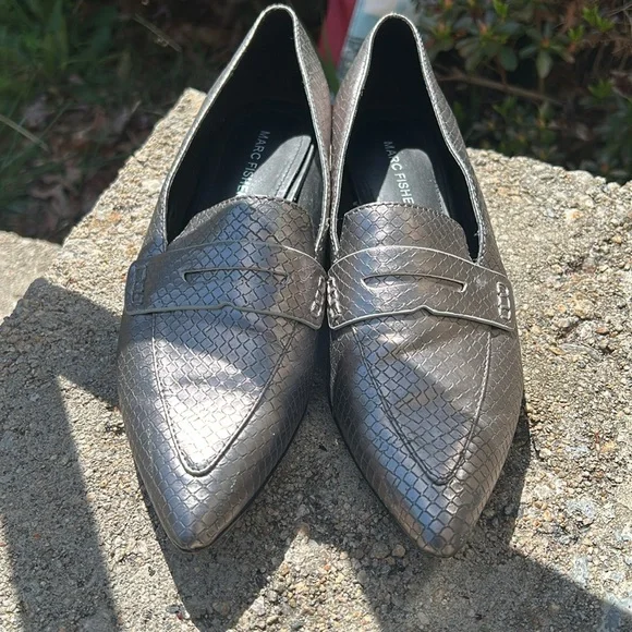 🪩Marc Fisher Silver Snake Scale Embossed Loafers - Picture 3 of 7
